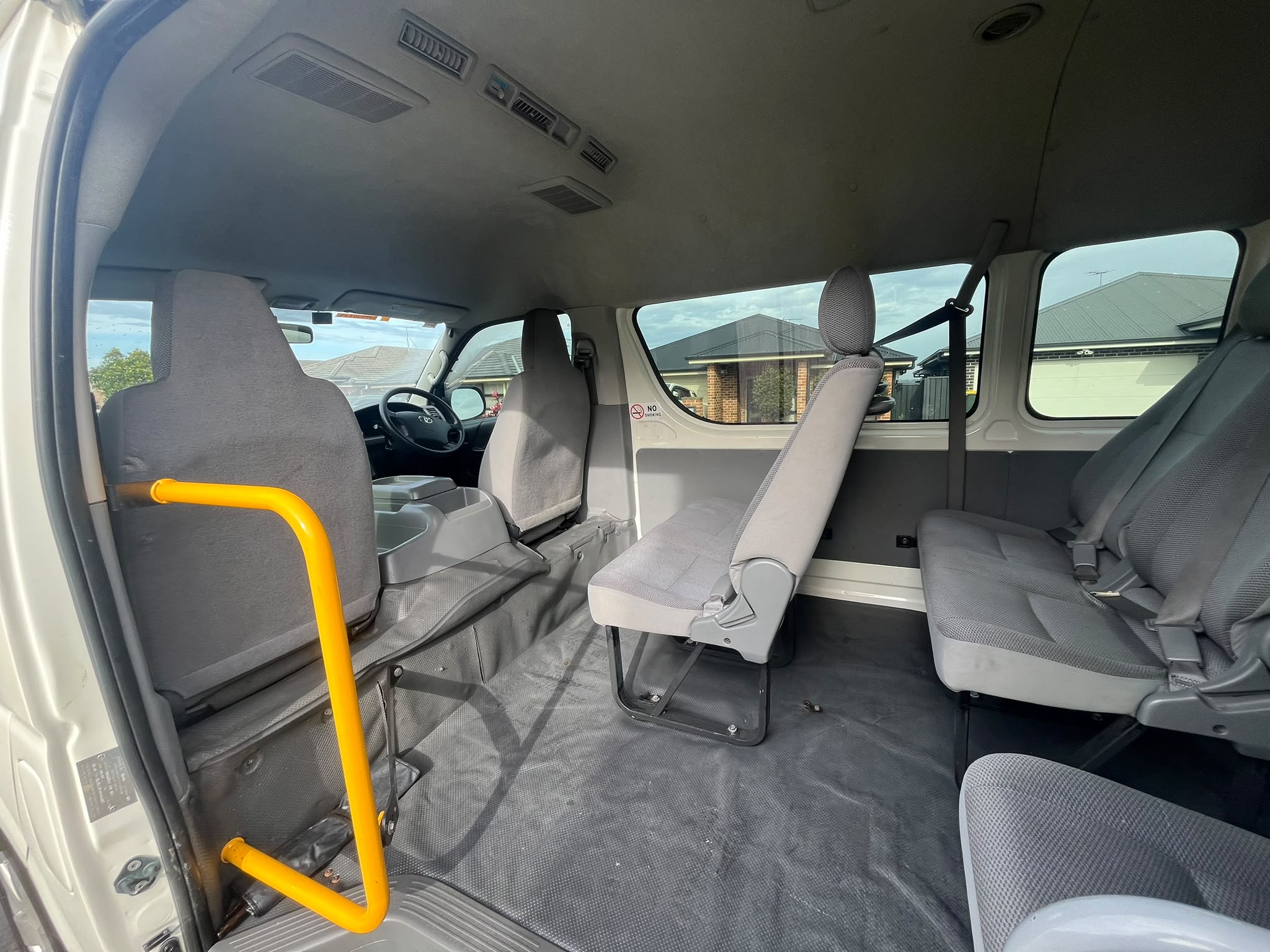 Toyota HiAce photo 1