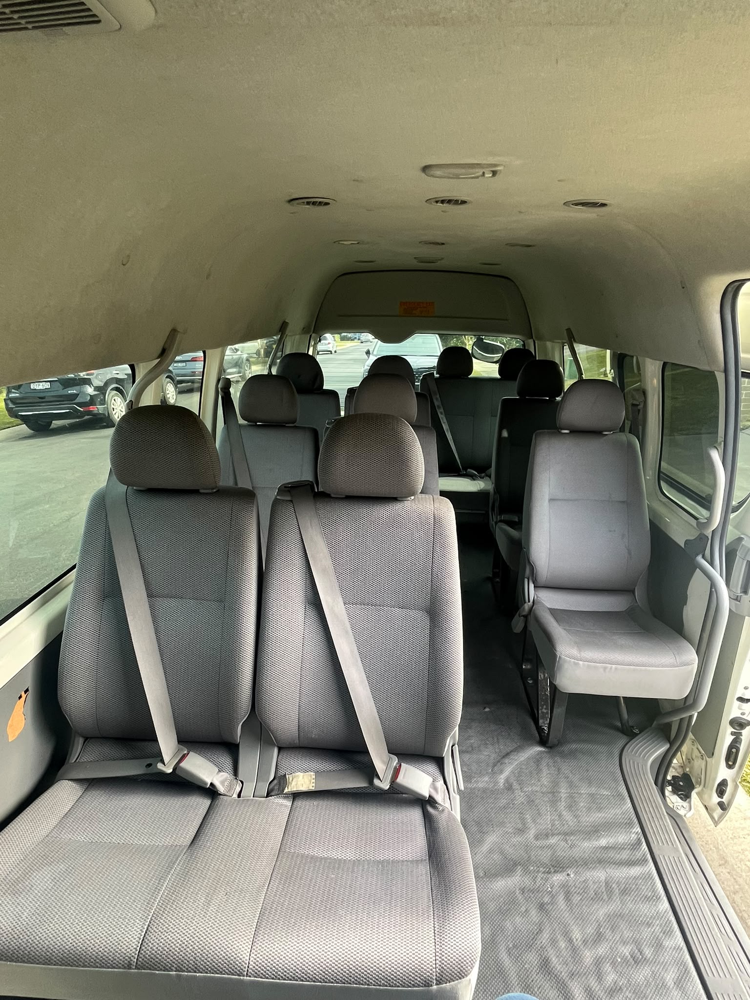 Toyota HiAce photo 2