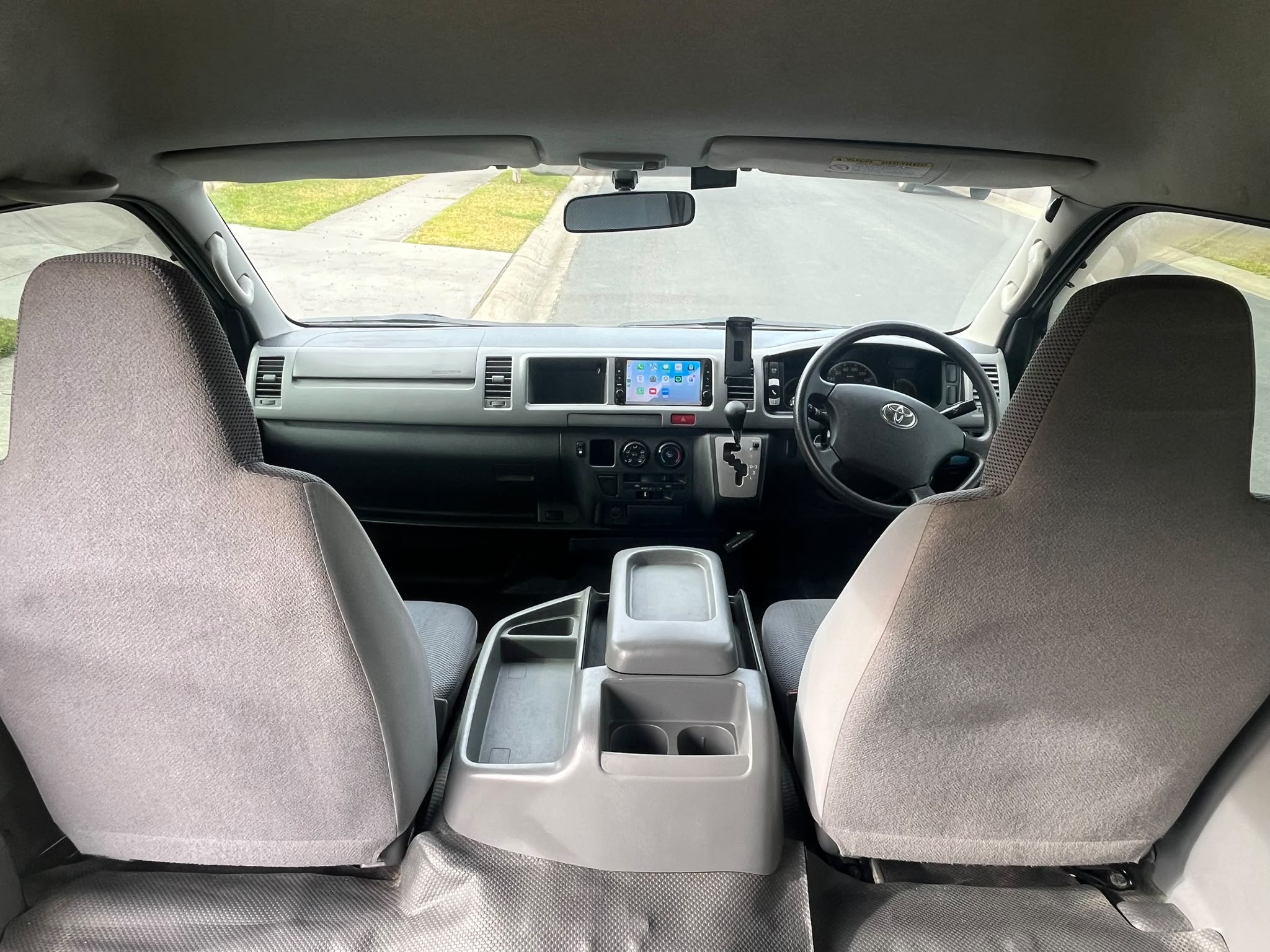 Toyota HiAce photo 3