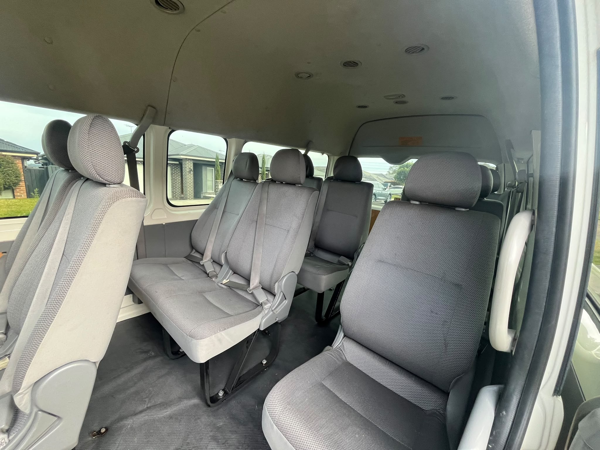 Toyota HiAce photo 6