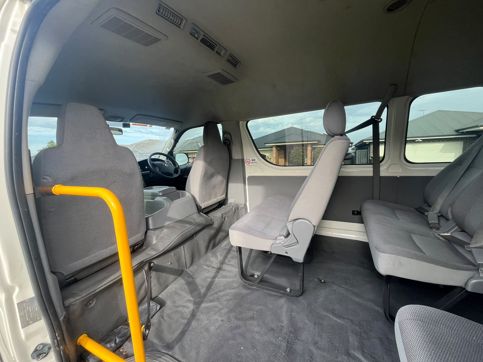 Toyota HiAce photo 7